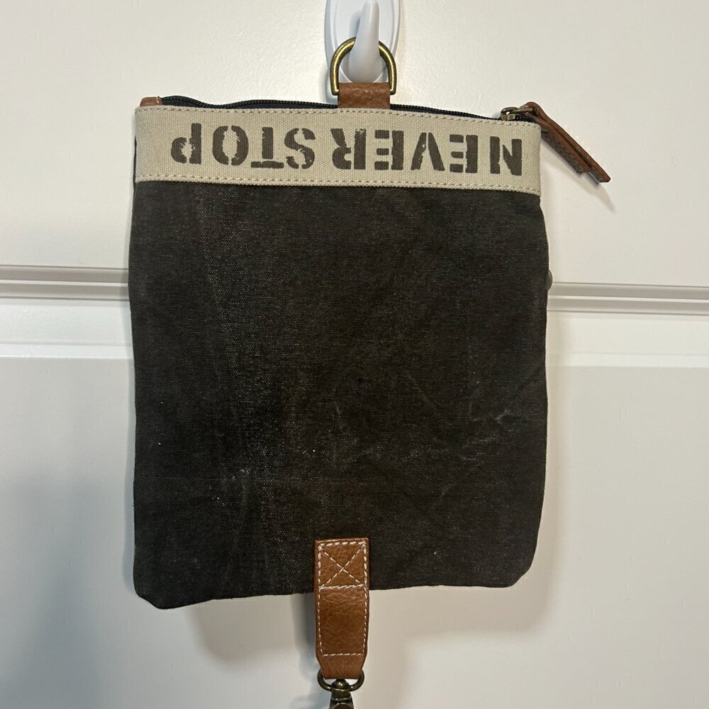 "Never Stop Wandering"  Crossbody w Brown Strap NWOT - Picture 2 of 3